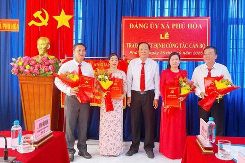 Ban Thường vụ Đảng ủy xã Phú Hòa trao quyết định cán bộ