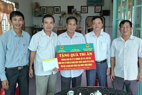 Vĩnh Trạch thăm, tặng quà thương binh Thái Toàn Thắng