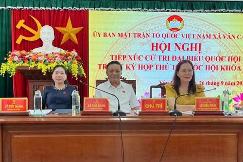 Đại biểu Quốc hội Lê Kim Toàn và Lý Tiết Hạnh tiếp xúc cử tri xã Vân Canh