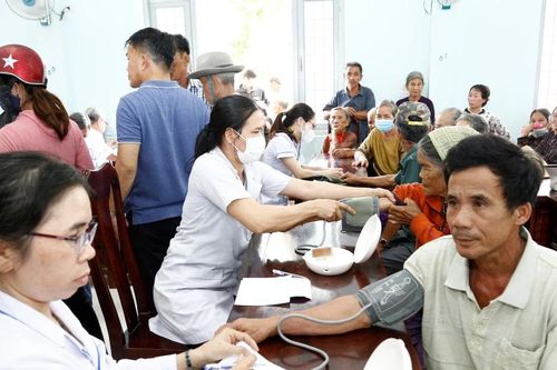 Tặng quà, khám bệnh, phát thuốc miễn phí tại xã Bình Hiệp