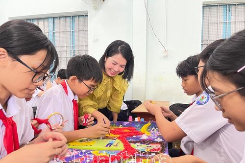 Cô và trò làm tranh 'Vui Trung thu' từ lưới xốp bọc trái cây
