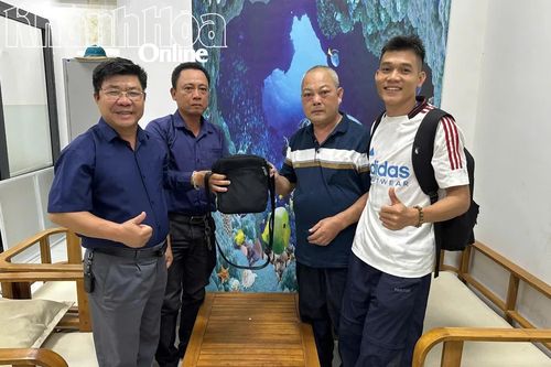 Trả lại tài sản du khách bỏ quên tại Bến tàu Du lịch Nha Trang