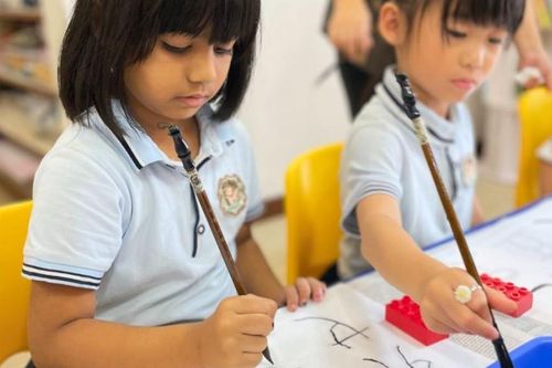Trẻ em Việt Nam đang bỏ lỡ gì khi chỉ học mỗi tiếng Anh?
