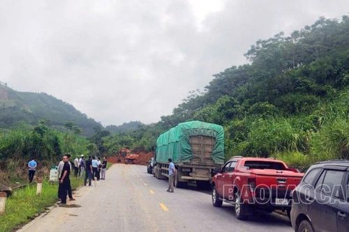 Phân luồng giao thông trên Tỉnh lộ 162 (đường Quý Xa) để khắc phục sạt lở