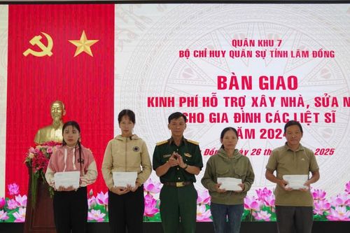 Quân khu 7 bàn giao kinh phí xây sửa nhà cho gia đình các liệt sĩ