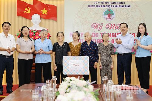 Đồng chí Chủ tịch UBND tỉnh thăm, tặng quà người cao tuổi