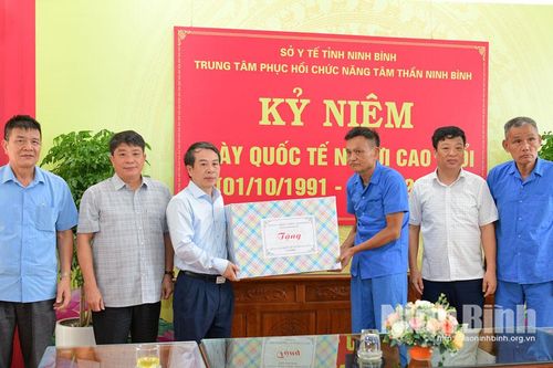 Các đồng chí lãnh đạo tỉnh thăm hỏi, tặng quà người cao tuổi