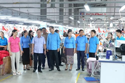 Liên hiệp Công đoàn tỉnh Salavan thăm, làm việc với Công ty Cổ phần S&D Quảng Bình