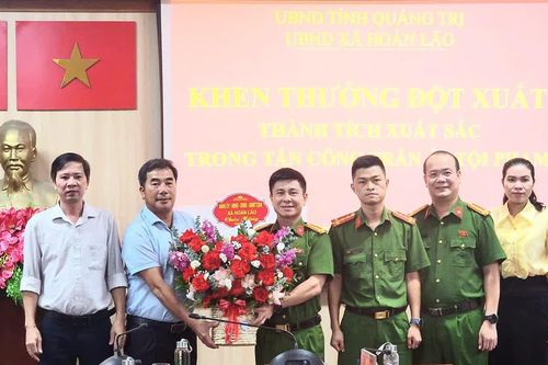 Khen thưởng đột xuất Công an xã Hoàn Lão