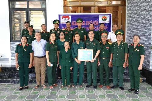 Bàn giao 3 nhà đại đoàn kết cho cựu chiến binh