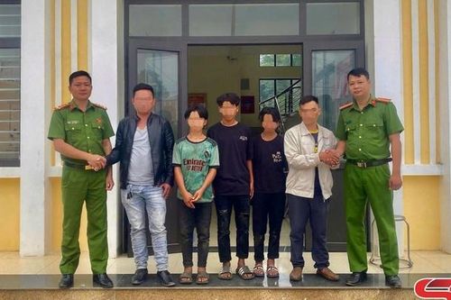 Công an xã kịp thời hỗ trợ 3 thanh thiếu niên đi lạc trở về với gia đình