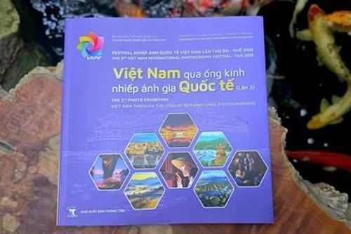 Ra mắt bạn đọc cuốn sách ảnh 'Việt Nam qua ống kính nhiếp ảnh quốc tế'