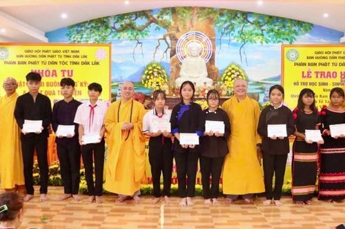 Đắk Lắk: Phân ban Phật tử dân tộc T.Ư trao nhà đại đoàn kết và học bổng cho học sinh