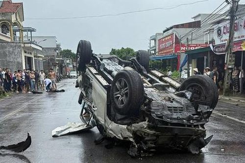 Bản tin TNGT 26/9: Ô tô lật ngửa sau va chạm xe máy, một người tử vong