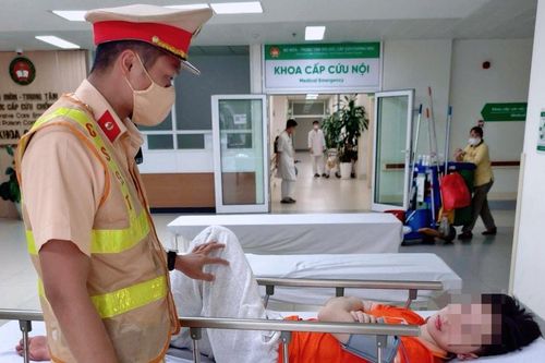 CSGT mở đường đưa nam sinh bị đột quỵ đi cấp cứu kịp thời