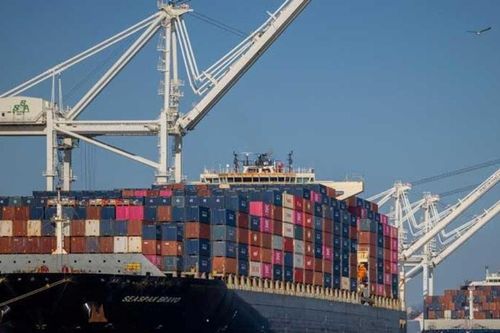 Tổng thống Trump áp thuế mới đối với dược phẩm, xe tải và đồ nội thất