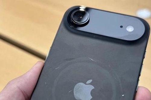 iPhone 17 và câu chuyện vết xước khiến giới công nghệ xôn xao