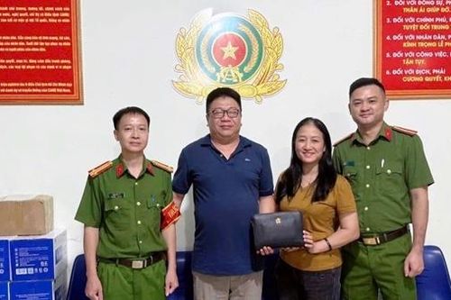 Hai cán bộ Công an nhặt được ví tiền, nhanh chóng xác minh trả lại cho người dân