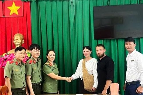 Hai du khách người Belarus xúc động khi được Công an trao lại giấy tờ đã đánh rơi