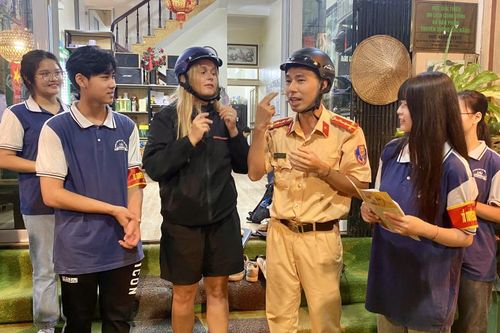 Ra mắt mô hình 'Tổ tuyên truyền Luật Trật tự, an toàn giao thông đường bộ bằng tiếng Anh cho người nước ngoài'