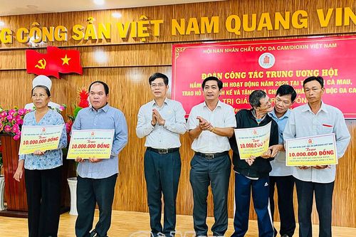 Hơn 100 triệu đồng tiếp sức nạn nhân da cam Cà Mau