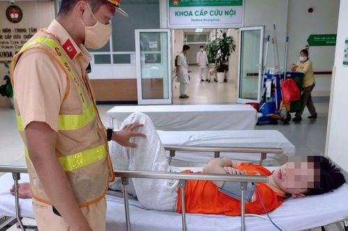 Sinh viên bất ngờ bị đột quỵ tại trường, cảnh sát giao thông hỗ trợ đưa đi cấp cứu kịp thời