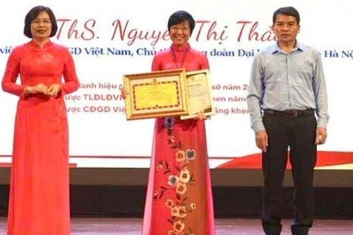 MC Thảo Vân nhận bằng khen sau 1 năm thăng chức làm Chủ tịch, bạn gái NSƯT Chí Trung hết lời chúc mừng