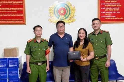 Hai cán bộ Công an trao trả số tài sản trị giá gần 500 triệu đồng cho người đánh rơi