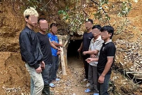 Phát hiện 7 thanh thiếu niên góp tiền 'đầu tư' khai thác vàng trái phép trong rừng