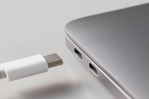 Có thể dùng bộ sạc điện thoại để sạc pin cho laptop?