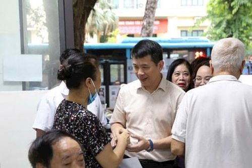 Khám, chữa bệnh miễn phí cho người cao tuổi phường Cửa Nam