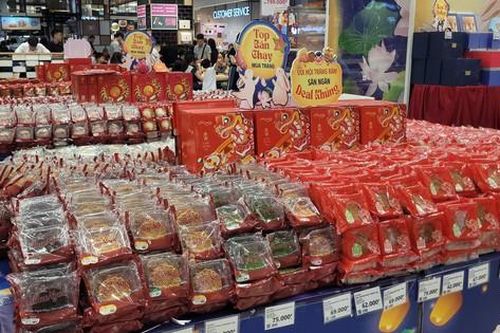 Đa dạng mẫu mã, hương vị nhưng quầy bánh Trung thu vẫn vắng vẻ