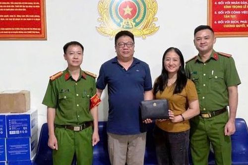 Một ngày, hai cán bộ công an Nghệ An trả lại gần nửa tỷ đồng cho người dân