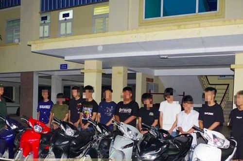 Tạm giữ 12 đối tượng mang kiếm, dao phóng lợn đi 'diễu phố' trong đêm ở Ninh Bình