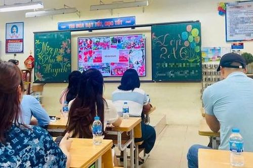 Dù được miễn học phí, gánh nặng 'tự nguyện' vẫn đè nặng vai phụ huynh