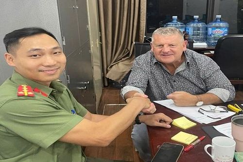 Hà Nội: Du khách Anh ngỡ ngàng khi được công an phường Bồ Đề giúp đỡ theo cách không ai ngờ