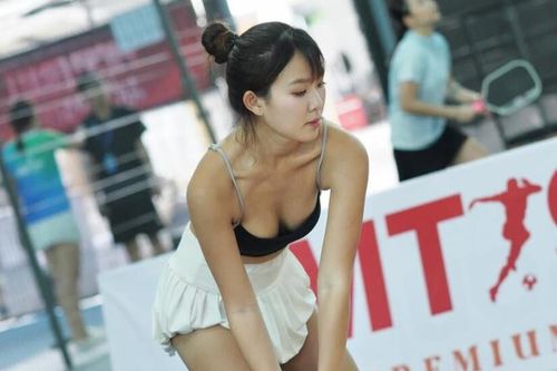 Vén váy trên sân pickleball có đáng bị chỉ trích?