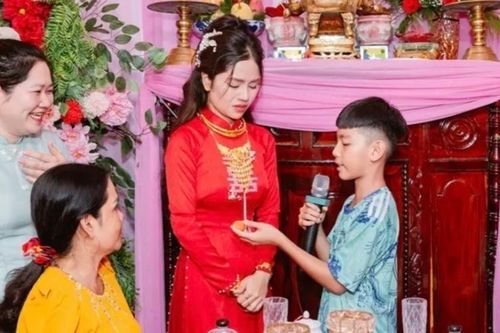 Em trai cởi dây chuyền vàng tặng chị gái xuất giá rồi bật khóc