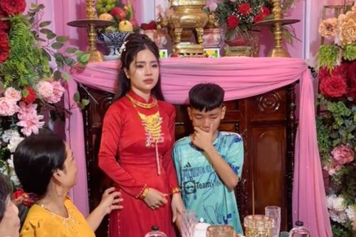 Khoảnh khắc em trai tháo dây chuyền tặng chị ngày cưới gây bão mạng