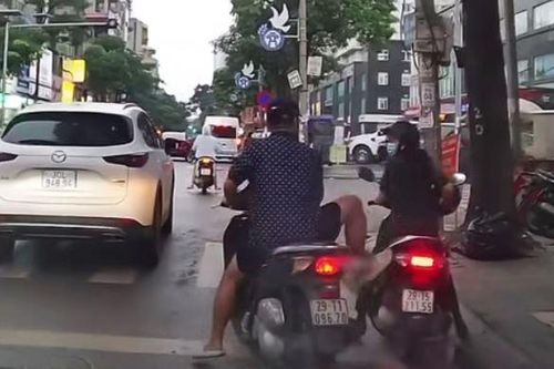 Kẻ đi xe máy không đội mũ bảo hiểm, cố tình 'húc' một phụ nữ