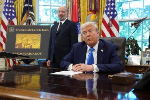 Giới siêu giàu xếp hàng chờ mua 'thẻ vàng định cư' của ông Trump