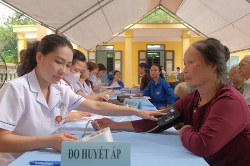Xã Đa Phúc: khám sức khỏe, cấp thuốc miễn phí cho toàn bộ người dân từ 70 tuổi trở lên