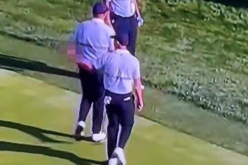 Golfer số 1 thế giới có hành động khiếm nhã với người hâm mộ