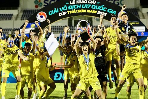 Từ chiếc cúp vô địch của U17 Hà Nội: Hướng đi bền vững cho bóng đá trẻ Việt Nam
