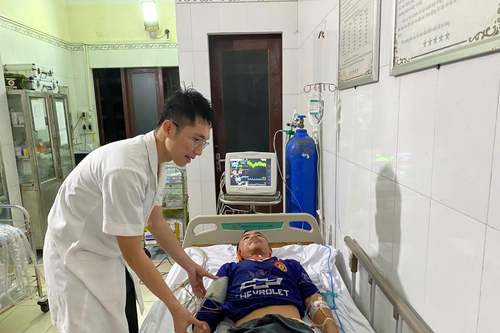 Bộ đội Vùng 4 Hải quân kịp thời cấp cứu ngư dân bị nạn tại Trường Sa