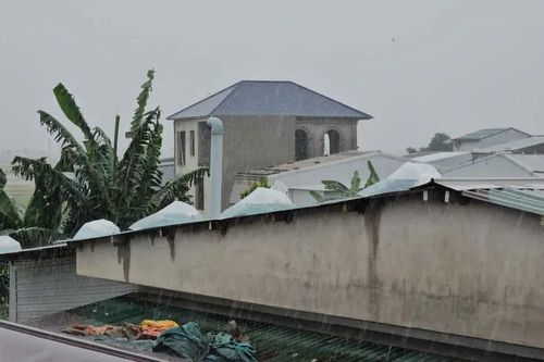 Người dân Huế, Hà Tĩnh 'chạy đua' trước bão số 10