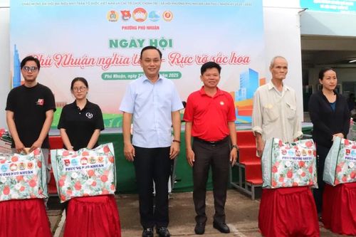 Người dân phường Phú Nhuận được khám bệnh, nhận quà, ăn bữa cơm đoàn kết nghĩa tình