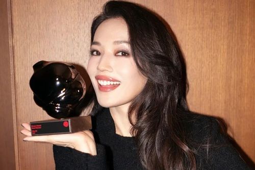Thư Kỳ thắng giải Đạo diễn xuất sắc nhất Liên hoan phim quốc tế Busan 2025