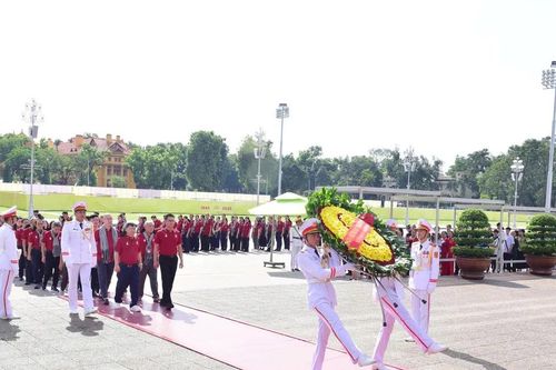 Đoàn đại biểu trí thức TPHCM vào lăng viếng Chủ tịch Hồ Chí Minh