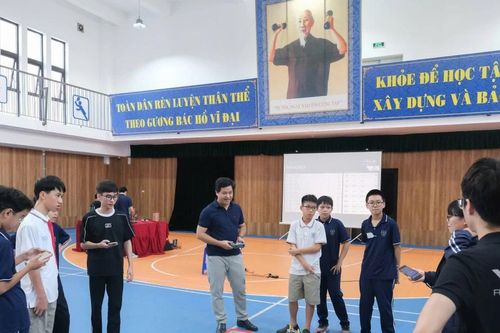 Học sinh say mê lập trình, điều khiển robot trên 'đấu trường' VEX IQ